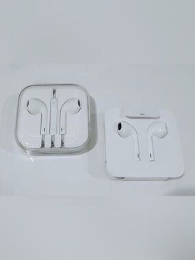 2 White NEW Apple Wired Earbuds Set.